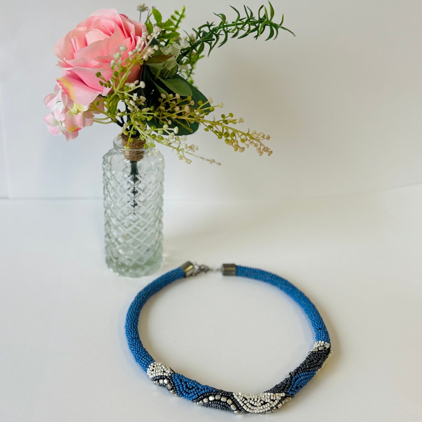 * Collier bleu avec fines perles