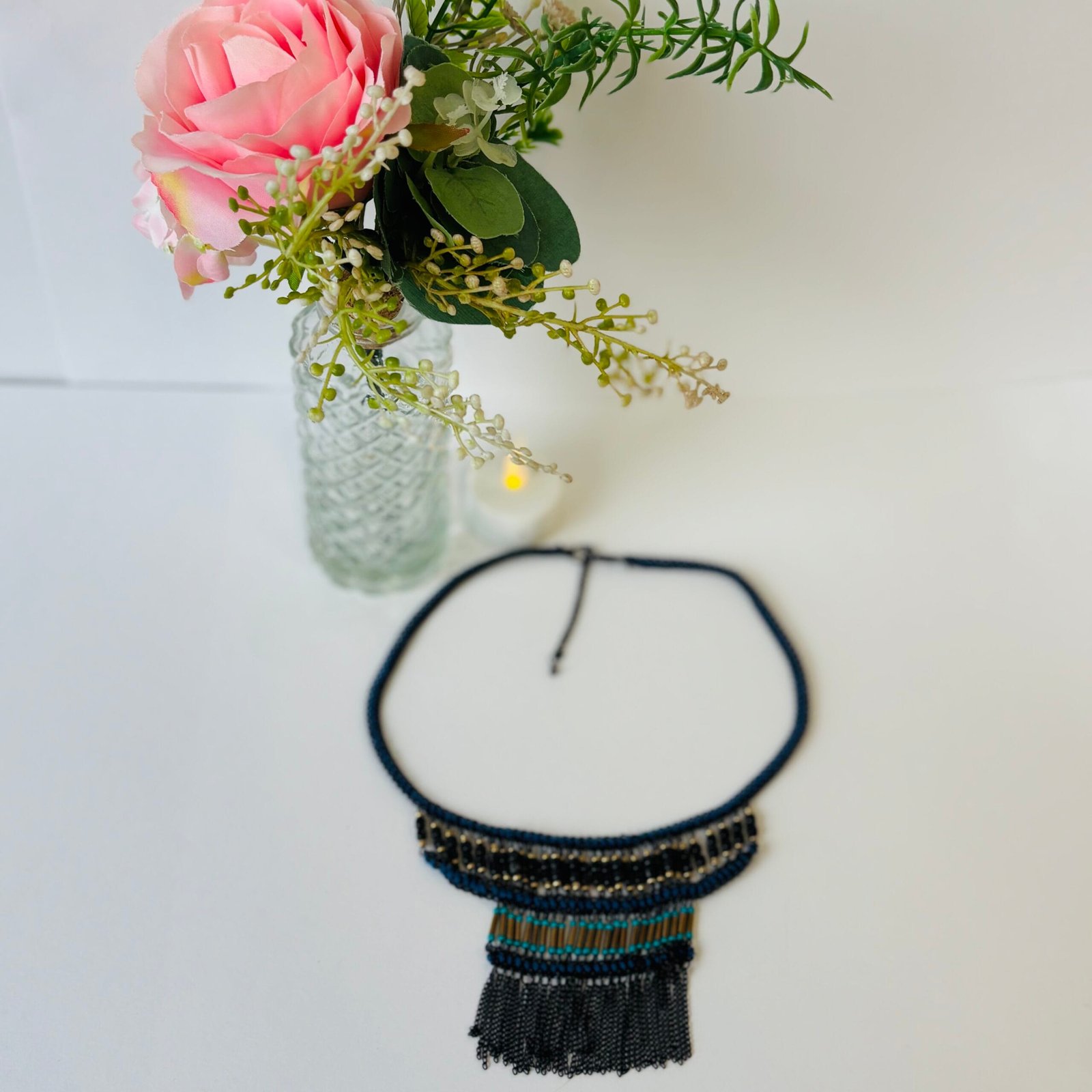 * Collier bleu à perles