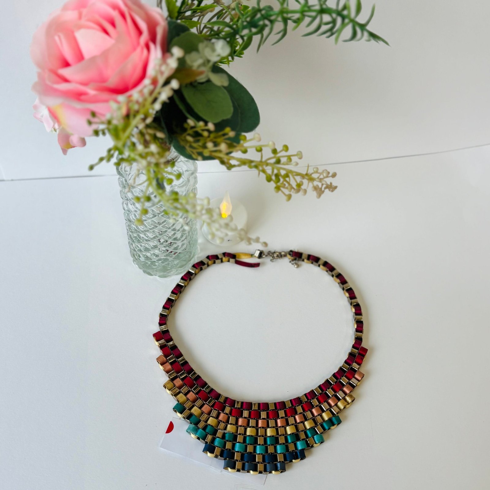 * Collier multicolore