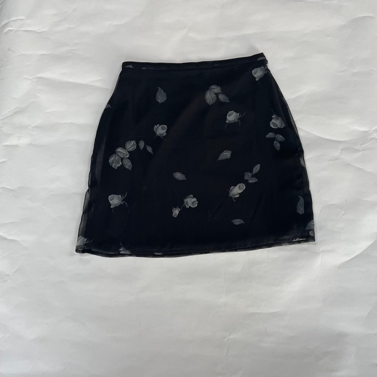 * Jupe noire avec des fleurs Taille 40